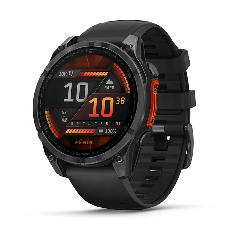 Garmin Fenix 8 med svart silikonband och AMOLED-skärm som visar en klockface i orange och grått